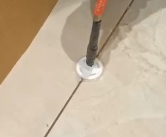 睢阳瓷砖空鼓维修公司专业解答瓷砖在铺贴过程中，如果没有涂抹均匀到位的粘结材料（如水泥砂浆或瓷砖胶），可能会导致以下问题